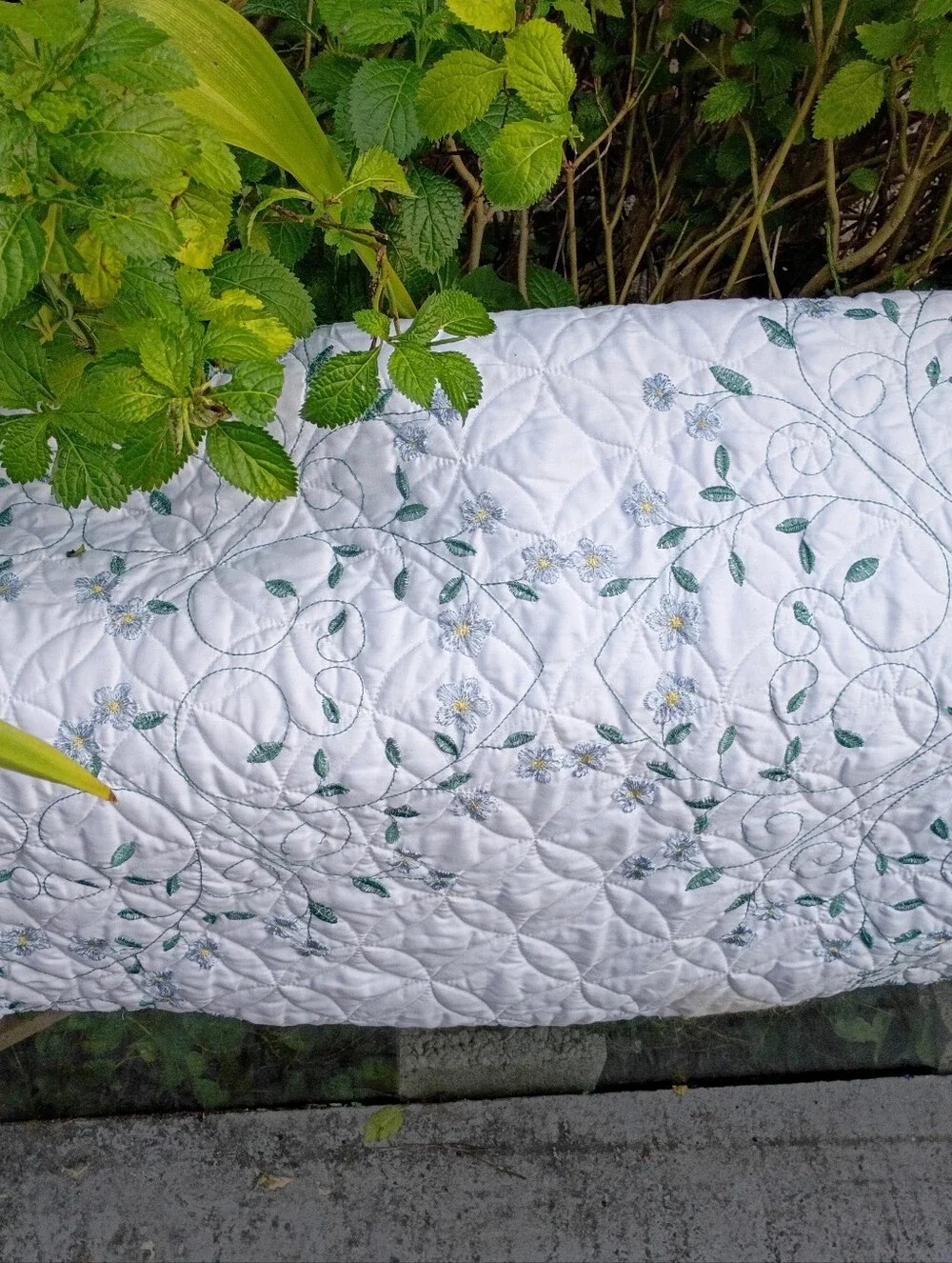 Embroidered Floral Reversible Vintage Scrolling Vine Flowers Quilted Comforter.
